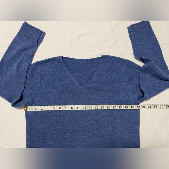 100% Cashmere V-Neck Sweater with Side Split - Picture 6 of 9